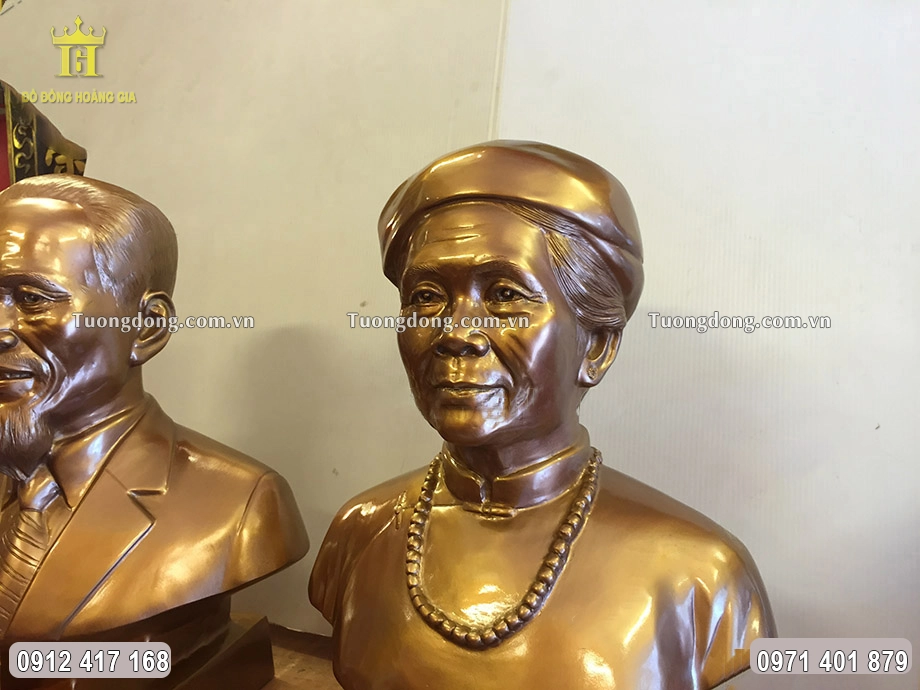 Toàn bộ bề mặt tượng được làm màu uy nghiêm